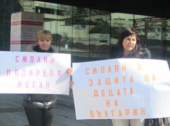 И Смолян излезе на протест в подкрепа на Меган 
