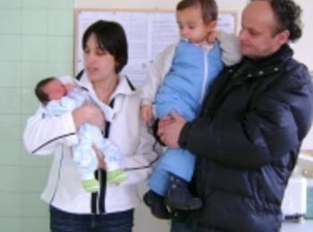Изписаха майка, родила бебето си в линейка
