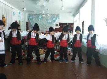  Баби и внучета тропнаха хоро в детската градина в Змейца
