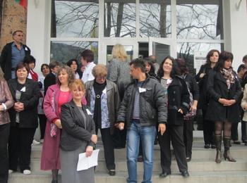  Служителите на РЗИ-Смолян се събраха на мълчалив протест