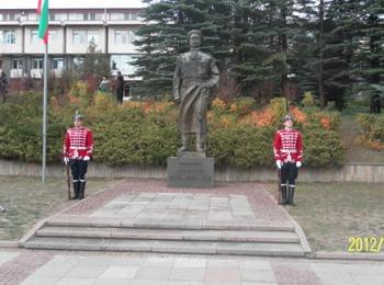Снощи бяха поднесени венци и цветя пред паметника на Полк.Владимир Серафимов 