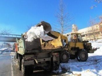 34 самосвала със сняг са извозени тази нощ от центъра на Смолян