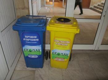 Общинските служители събират  разделно отпадъците