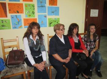 Доброволци и деца със специални потребности подредиха обща изложба