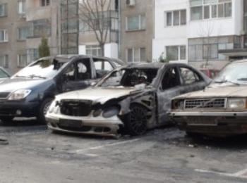Горяха още две коли, задържан е подпалвачът