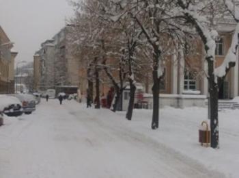 Усложнена обстановка в община Мадан, училищата и детските градини утре във ваканция, автомобилите с вериги