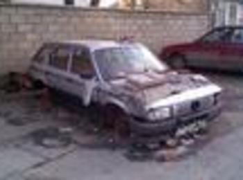 Глобяват за дърва и стари автомобили поставени  на общински площи и тротоари