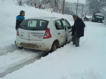 Техника на "Клинър" ООД извади от преспите закъсали автомобили и хора в селата  Мугла и Турян 