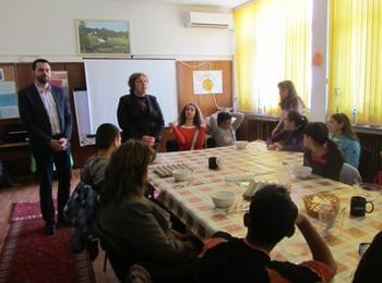 На Велики четвъртък деца украсиха и боядисаха яйца в Ресурсния център, ще ги дарят на възрастните хора 