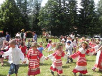 Ученици от клуб "Краезнание" и млади артисти от театралната школа в ОДК - Смолян пресъздават обичая "Еньовден" в ТВ предаване 