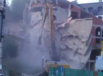 Новината в снимки: Събориха сграда в центъра на Смолян