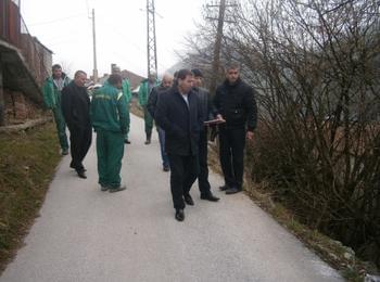 В Мадан  изграждат подпорна стена и възстановяват път