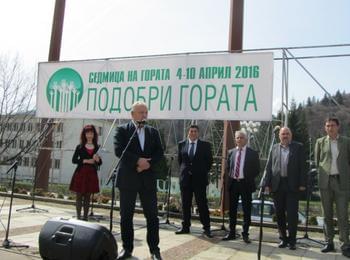 Кметът Николай Мелемов залеси фиданка в терен на община Смолян