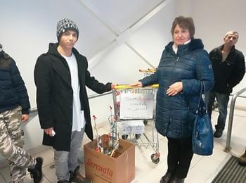  Коледна благотворителна акция събра хранителни продукти за социално слаби семейства
