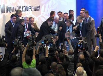 3000 души искат съд за делегатите, смазали от бой нападателя на Доган
