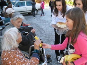 Самотна майка направи първото дарение за Дома за стари хора в село Фатово за акцията, обявена от „Чисти сърца“  